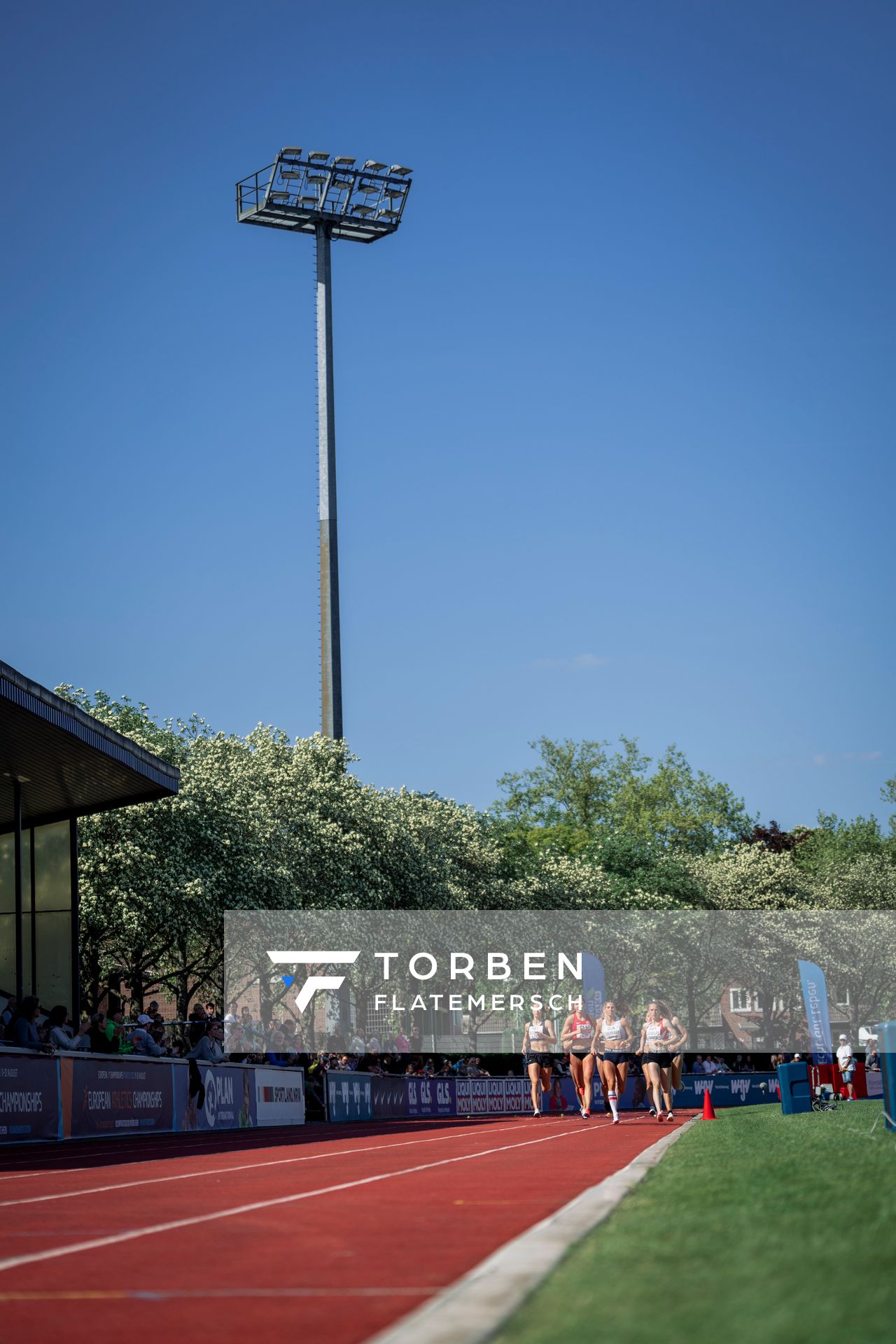 Mareike Rösing (USC Mainz), Sophie Weißenberg (TSV Bayer 04 Leverkusen), Anna-Lena Obermaier (LG Telis Finanz Regensburg) ueber 800m am 08.05.2022 beim Stadtwerke Ratingen Mehrkampf-Meeting 2022 in Ratingen